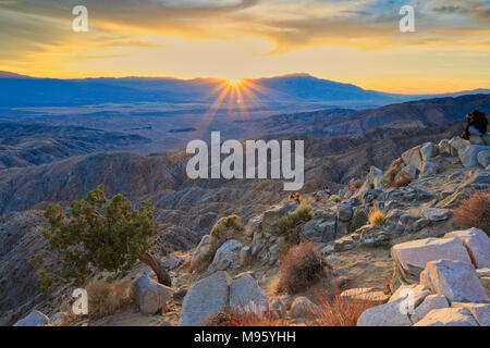 Starburst Sonnenuntergang Blick von Tasten Punkt in Joshua Tree, mit Blick auf Coachella Valley Stockfoto