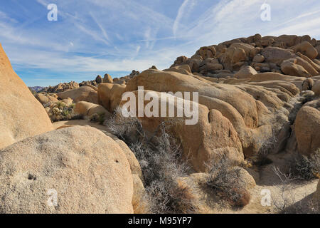 Joshua Tree Felsformationen gegen den blauen Himmel Stockfoto
