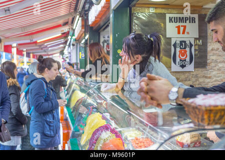 Menschen kaufen bei Waffel Waffel Geschäfte in Ortaköy, Istanbul, Türkei. 03. Januar 2018 Stockfoto