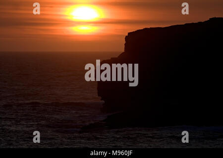 Klippen am Loop Head an Irlands Wilder Atlantischer Weg bei Sonnenuntergang, County Clare Stockfoto