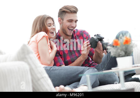 Moderne junge Paar prüft die Fotos auf der Kamera Stockfoto