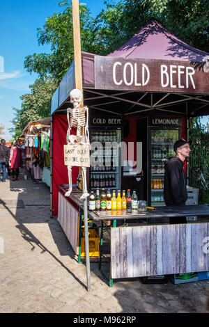 Berlin Mitte, Mauerpark Sonntag Markt. Abschaltdruck Verkauf kaltes Bier mit Skelett & lustige Zeichen, letzte Bier vor dem Beenden Stockfoto