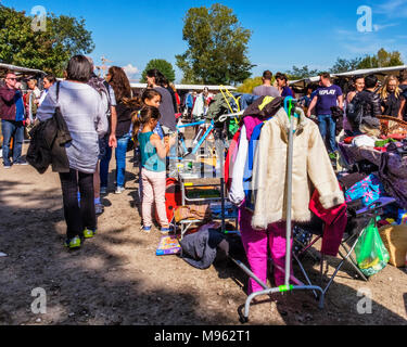 Berlin Mitte, Mauerpark Sonntag Markt. Menschen, Stände, alte Kleidung, Sammlerstücke, bric-a-brac, Gebrauchtwaren, vintage Reihen Stockfoto