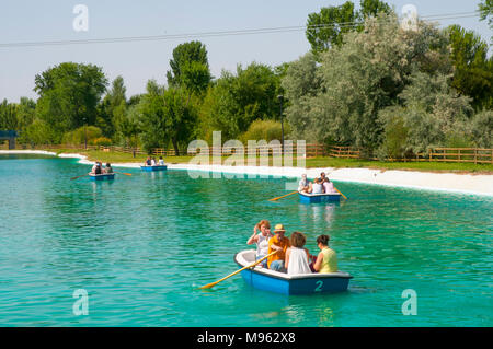 Menschen Rudern im Teich. Parque Europa, Torrejon de Ardoz, Provinz Madrid, Spanien. Stockfoto