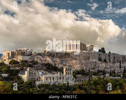 Parthenon, Akropolis von Athen, bei bewölktem Himmel, Griechenland Stockfoto