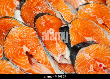 Hintergrund - roher Lachs Steaks closeup Stockfoto