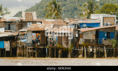 Slums in Nha Trang. Häuser auf dem Fluss. Stockfoto