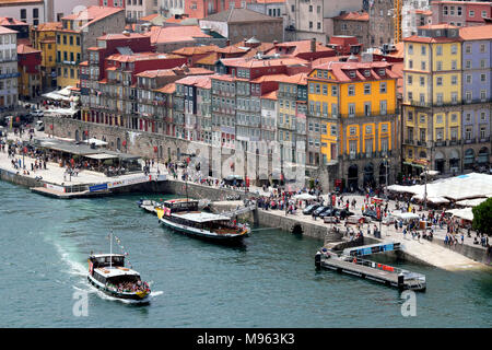 Douro River Cruise Boot mit Touristen und Cais da Ribeira Promenade und Square, Porto, Norte, Portugal Stockfoto