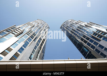 DUBAI, VAE - 10. SEPTEMBER: Der Blick auf die beiden Türme von JW Marriott Marquis Hotel Dubai am 10. September 2013 in Dubai, VAE. Es ist der weltweit größte Ho Stockfoto