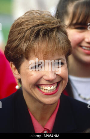 Washington, DC., USA, April 30, 1993 Katie Couric von NBC's "Today Show" Live Broadcast vom Washington Monument gründen Credit: Mark Reinstein/MediaPunch Stockfoto