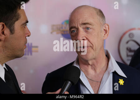 Los Angeles, CA - 10. März 2018: Schauspieler J.K. Simmons ist auf dem roten Teppich bei der Shane Inspiration 20. Jahrestag Gala an Vibiana interviewt. Stockfoto