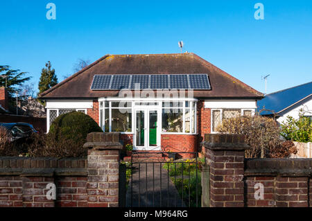 Solarzellen auf dem Dach eines kleinen Bungalow. Stockfoto