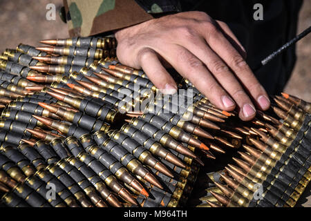 Ein afghanischer Special Forces Soldat seine Hand ruht auf M249 Light Machine Gun Kugeln während der Praxis auf eine grundlegende Schießplatz auf einem unfruchtbaren Ebene gerade außerhalb Shindand Militärbasis, Provinz Herat, Afghanistan (3. März 2018) der afghanischen Elite Streitkräfte - die Kommandos und die besondere Kräfte sind eines der wichtigsten Elemente in der Afghanische und US-Strategie zur schleifbearbeitung Kampf gegen die Taliban und andere aufständische herum drehen. Diese Bilder zeigen die Kommandos und besondere Kräfte während der Ausbildung und im Feld, auch vor und nach einer Operation in die widerspenstige Western Afgh Stockfoto