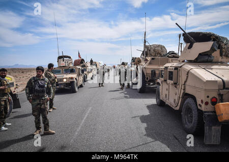 Afghanische Kommandos während einer Pause zwischen ihren Konvois aus HMMWVs und Mobile Strike Force Fahrzeuge, irgendwo auf der Hauptstraße in Bolo Bluk Bezirk, Provinz Farah. Der afghanischen Elite Streitkräfte - die Kommandos und die besondere Kräfte sind eines der wichtigsten Elemente in der Afghanische und US-Strategie zur schleifbearbeitung Kampf gegen die Taliban und andere aufständische herum drehen. Diese Bilder zeigen die Kommandos und besondere Kräfte während der Ausbildung und im Feld, auch vor und nach einer Operation in die widerspenstige Western afghanischen Provinz Farah. Stockfoto