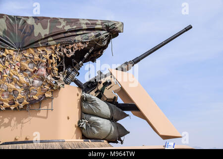 M16 Sturmgewehr und M2 Browning Heavy Machine Gun in einem Revolver eines HMMWV der Afghanischen Commandos, irgendwo auf der Hauptstraße in Bolo Bluk Bezirk, Provinz Farah. Der afghanischen Elite Streitkräfte - die Kommandos und die besondere Kräfte sind eines der wichtigsten Elemente in der Afghanische und US-Strategie zur schleifbearbeitung Kampf gegen die Taliban und andere aufständische herum drehen. Diese Bilder zeigen die Kommandos und besondere Kräfte während der Ausbildung und im Feld, auch vor und nach einer Operation in die widerspenstige Western afghanischen Provinz Farah. Stockfoto