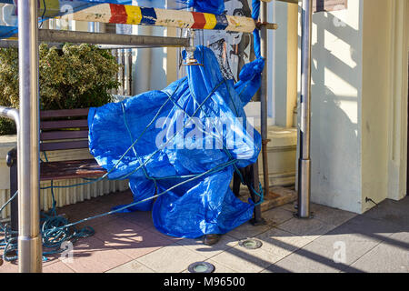 Die Bronzestatue von Norman Weisheit verpackt es während der malerarbeiten an der Sefton Hotel, Douglas, Isle of Man zu schützen. Stockfoto