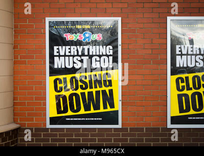 Schließung signage auf einem Toys R Us Store in Lincoln, Lincolnshire, Großbritannien - 22. März 2018 Stockfoto