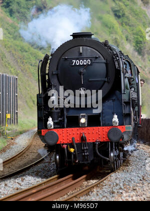 BR Standard Pacific No 70000 Britannia schleppt den Dartmouth Express am 15.. Mai 2015 neben die Meeresmauer von Teignmouth. Stockfoto