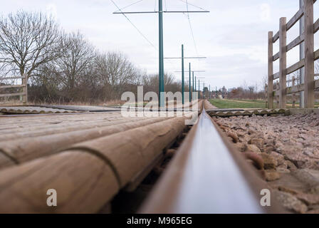 Worms Eye View entlang einer Straßenbahn Schiene Stockfoto