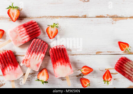 Hausgemachte Vegan Erdbeere Popsicle aus Erdbeersaft und Kokosmilch auf hellen Hintergrund. Sommer essen Konzept. Ansicht von oben. Stockfoto
