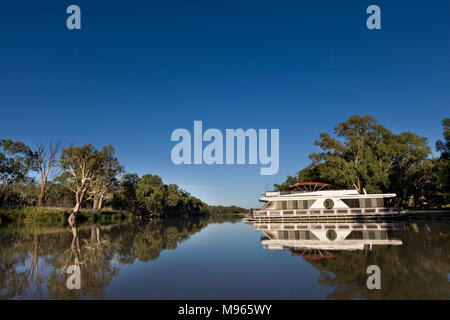 Hausboot günstig direkt vor der Kreuzung der Murray und Darling River bei Wentworth. Das Boot ist in den Darling River​ aber im Hintergrund Stockfoto