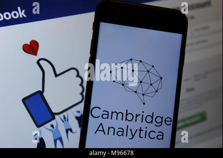 Die Cambridge Analytica Logo auf einem iphone und Facebook auf einem Computer Stockfoto