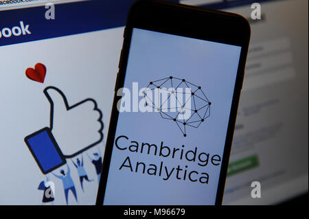 Die Cambridge Analytica Logo auf einem iphone und Facebook auf einem Computer Stockfoto