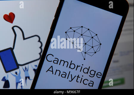 Die Cambridge Analytica Logo auf einem iphone und Facebook auf einem Computer Stockfoto