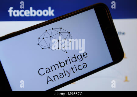 Die Cambridge Analytica Logo auf einem iphone und Facebook auf einem Computer Stockfoto