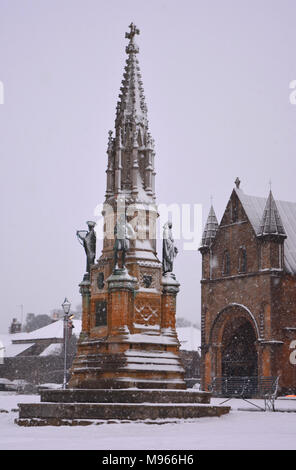 Digby Memorial & Sherborne Abbey in der historischen Marktstadt Wenn Sherbourne, Dorset während der sogenannten mini Tier aus dem Osten Schneesturm, März 2018. Stockfoto