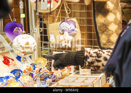 Besucher kaufen Christbaumschmuck auf dem Weihnachtsmarkt Street Market. Hand mit dem Finger zeigt, welche Einrichtung Sie will zu erhalten. Kiosk an der St Stockfoto