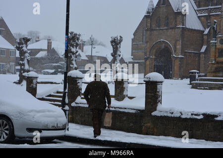 Junior Mann&Sherborne Abbey in der historischen Marktstadt Wenn Sherbourne, Dorset während der sogenannten mini Tier aus dem Osten Schneesturm, März 2018. Stockfoto