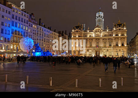 LYON, Frankreich, 22. März 2018: Einweihung des renovierten Bartholdi Brunnen auf der Place des Terreaux nach zwei Jahren Arbeit Stockfoto