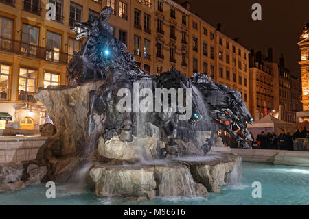 LYON, Frankreich, 22. März 2018: Einweihung des renovierten Bartholdi Brunnen auf der Place des Terreaux nach zwei Jahren Arbeit Stockfoto