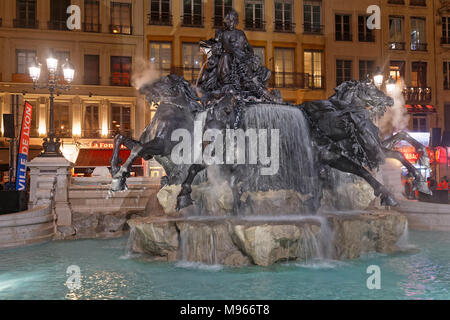 LYON, Frankreich, 22. März 2018: Einweihung des renovierten Bartholdi Brunnen auf der Place des Terreaux nach zwei Jahren Arbeit Stockfoto