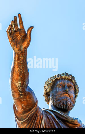 Marcus Aurelius Hand ausgestreckt und vor den Blick auf das Kapitol in Rom Stockfoto