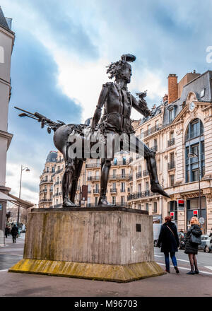 Mechanische Skulptur mit dem Namen der Zentaur von Künstler Cesar Baldachini in der 6. Arrondissement erschreckt Zuschauer wie Beinheben auf seinem Sockel in Paris Stockfoto