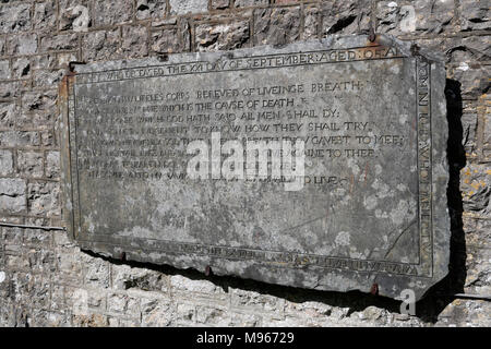 Schiefer-Gedenktafel an der Außenseite des St. Rhidian und St. Illtyd Kirche in Llanrhidian auf der Gower Halbinsel in Wales. Stockfoto