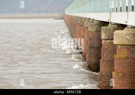 Eine große Überschwemmung, Spring Tide treffen Arnside Viadukt, Cumbria England UK. Arnside ist auf der Kent Mündung die verengt und führt zu starken gelegen Stockfoto