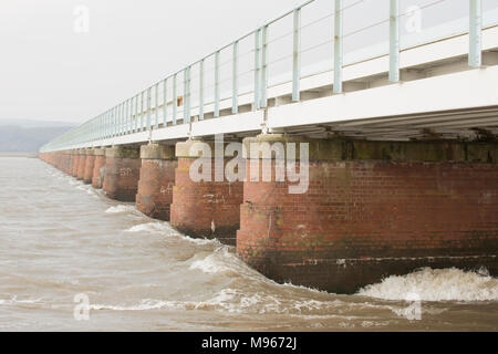 Eine große Überschwemmung, Spring Tide treffen Arnside Viadukt, Cumbria England UK. Arnside ist auf der Kent Mündung die verengt und führt zu starken gelegen Stockfoto