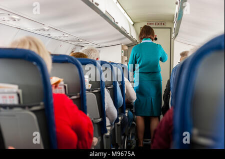 Aer Lingus/Stobart Luft stewardess während der Service auf einem Cork (ORK) nach Birmingham (BHX) regionale Flug an Bord einer ATR 72-600 Propellerflugzeuge. Stockfoto