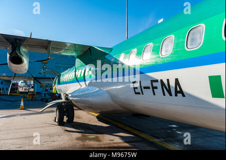 Aer Lingus ATR 72-600 Registrierung EI-FNA betrieben von Stobart Luft sitzt auf dem Vorfeld in Birmingham (BHX), Cork (ORK) in Irland flugbereit. Stockfoto