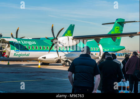 Passagiere warten auf die Einsteigen in einen Aer Lingus ATR 72-600 am Flughafen Birmingham, Großbritannien (BHX), der nach Cork, Irland (ORK) mit Platz für Kopien geht. Stockfoto