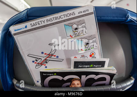 Plane seat pocket -Fotos und -Bildmaterial in hoher Auflösung – Alamy