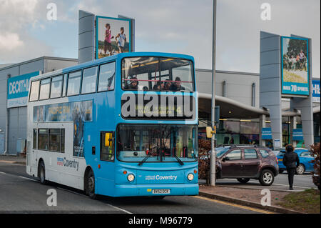 National Express Bus fährt Arena Coventry Retail Park, Coventry, West Midlands, UK. Stockfoto