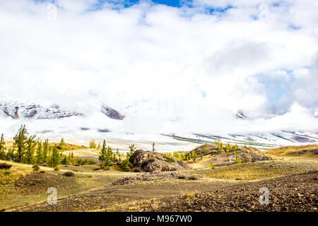 Blick auf die Berge unter der dicken Wolken. Landschaft mit Hügeln, Pinien in einem Bergtal. Reisen zu den Felsen, herbstliche Stimmung. Stockfoto