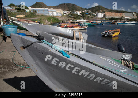 Kleine Boote an Land gezogen, in der Nähe von Castries, die Hauptstadt von St. Kitts und Nevis Stockfoto