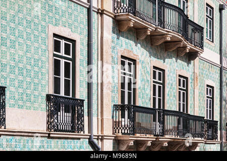 1. März 2018: Lissabon, Portugal - Gebäude in der Altstadt mit typischen keramischen Fliesen- Fassade und schmiedeeisernen Balkonen. Stockfoto