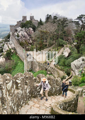 Vom 3. März 2018: Sintra, Portugal - Touristen erkunden die Burg der Mauren in Sintra, Portugal, auf einer frühen Frühling. Stockfoto