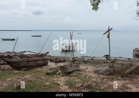 Fischerboote an der Küste von Sansibar, Tansania, Ostafrika Stockfoto